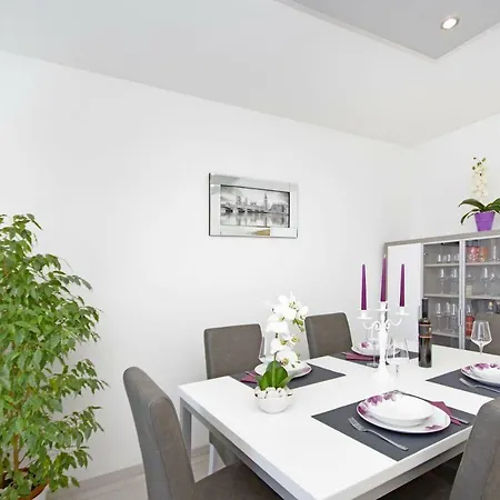Nikola Appartement *