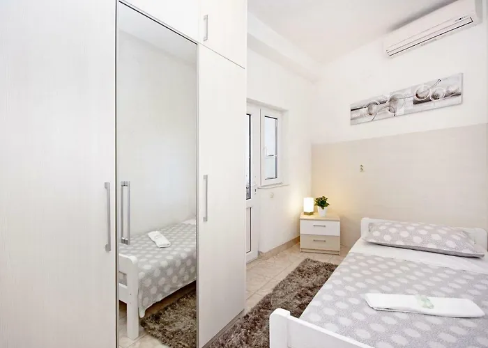 Nikola * Макарська