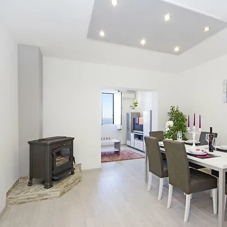 Nikola Apartment