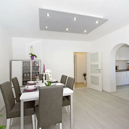 Nikola Apartment *